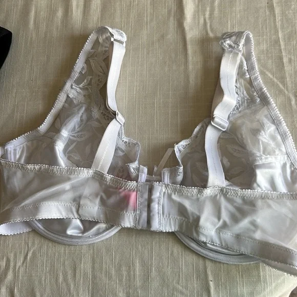 NEW WHITE LACE BRA WITH WIRES - Picture 2 of 3